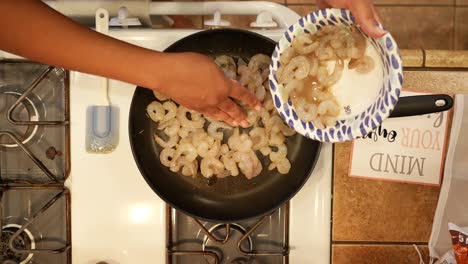 Arranging-shelled-shrimp-in-a-frying-pan-to