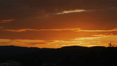 Orangefarbene-Wolken-Bei-Sonnenuntergang-über-Den-Schwedischen-Bergen-Im-Zeitraffer