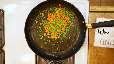 Saut-ing-peas-carrots-and-ham-in-oil