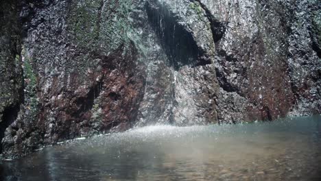 Wasser-Aus-Einem-Wasserfall-Tropft-In-Den-Teich