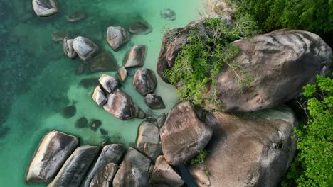 Grandes-Rocas-De-Granito-En-Aguas-Tropicales-De-Belitung