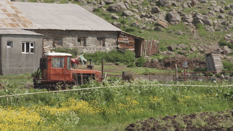 Tractor-Agrícola-Viejo-Y-Abandonado-En-Aldea-Rural