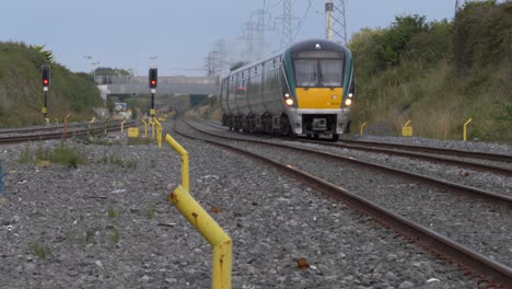 Tren-De-Pasajeros-En-El-Ferrocarril-Irlandés-Que-Transporta-Trabajadores-Que-Van
