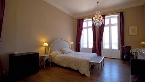 Interior-Lujoso-Y-Acogedor-Dormitorio-Cama-Doble-Con-Natural