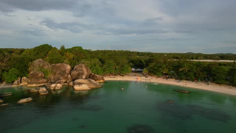 Antenne-Der-Tropischen-Strandküste-Bei-Tanjung-Tinggi