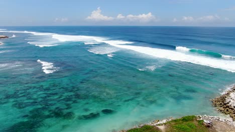 Playa-Tropical-Salvaje-Con-Poderosas-Olas-Cerca-De-Bali