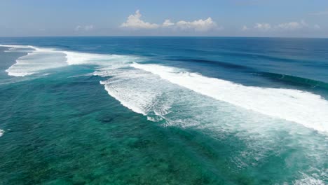 Schäumende,-Mächtige-Ozeanwellen,-Die-In-Der-Nähe-Der-Insel-Bali-Zusammenbrechen