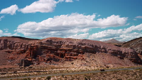Red-Rock-Canyon-Highway--Cloudscape-Sobre-Una-Piedra-Arenisca
