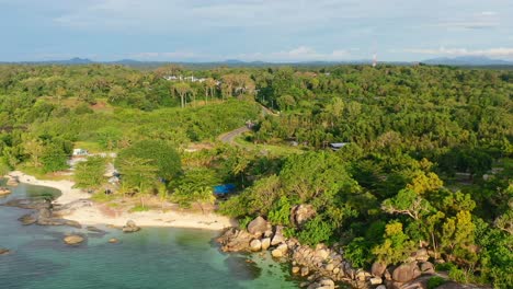 Costa-Tropical-Rocosa-En-La-Isla-Belitung-En-Indonesia
