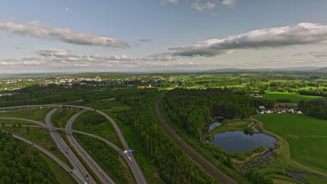 Jessheim-Norway-V-Filmische-Drohne-überführung-Kurvenreiche-Autobahn