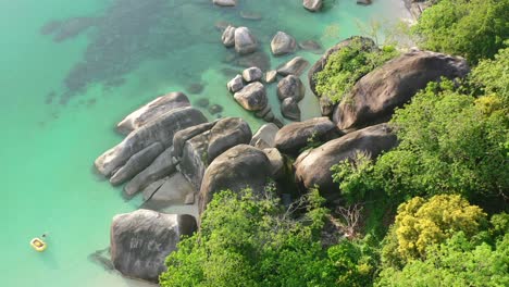 Riesige-Felsbrocken-An-Der-Tropischen-Küste-Der-Insel-Belitung