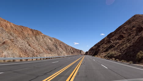 Conduciendo-Por-La-Carretera-De-California,-A-Través-Del-Paisaje-Diverso