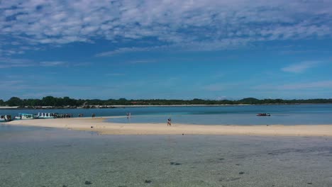 Touristen,-Die-Auf-Einer-Tropischen-Sandbank-In-Belitung-Spazieren-Gehen