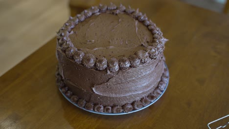 Ein-Vielschichtiger-Hausgemachter-Schokoladenkuchen,-Fertig-Zum-Verzehr