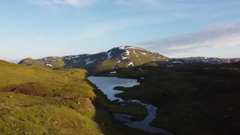 Prístino-Paisaje-De-Montaña-Vikafjell-Con-Montaña-Finnbu-En