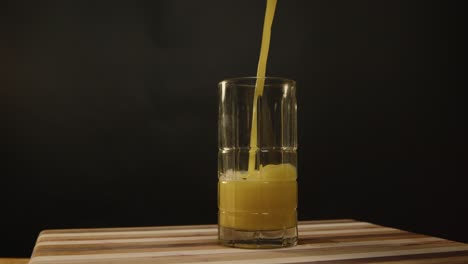 Orangensaft-Wird-In-Ein-Glas-Gegossen
