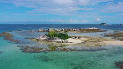 Wunderschönes-Türkisfarbenes-Wasser-Um-Tropische-Inseln-In-Belitung