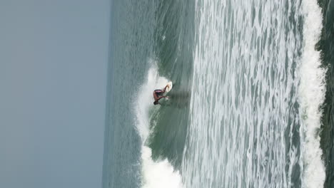 Surfista-De-Video-Vertical-Surfeando-En-Zoom-De-Olas-Oceánicas