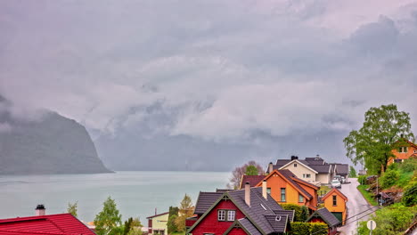 Spektakuläre-Landschaft-Niedrige-Wolken-Bewegen-Sich-Zwischen-Bergen-Und
