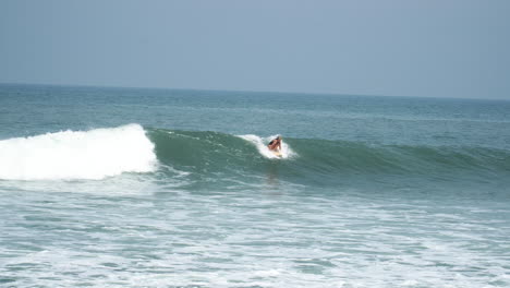 Mädchen-Surfer,-Der-Auf-Brechender-Ozeanwellenansicht-Surft