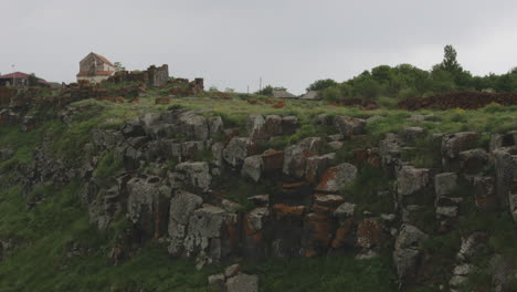 Ruinas-Cubiertas-De-Liquen-Amarillo-Con-El-Pequeño