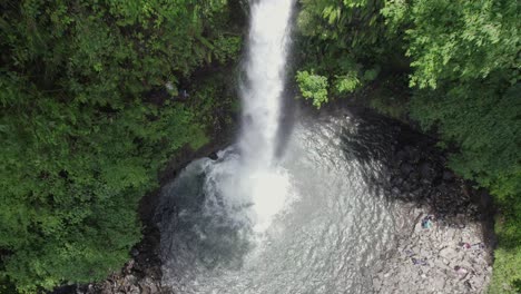 üppiger-Grüner-Wasserfall-Von-Oben
