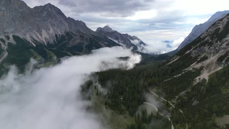 Dramático-Paisaje-Montañoso-En-Austria-Disparo-De-Drones-Volando