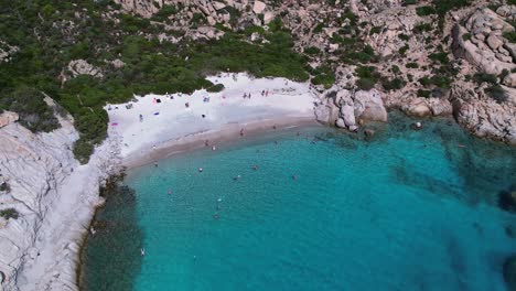 Pirate-Beach-Bay-In-Sardinien-Italien-Drohnenumlaufbahn