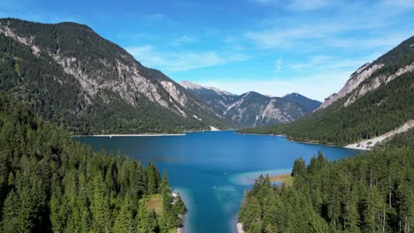 Schöne-österreichische-Landschaft-Mit-Bergwäldern-Und-Seen