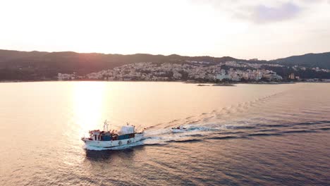 Hintergrundbeleuchtete-Luftschwenkaufnahme-Eines-Hölzernen-Fischerbootes