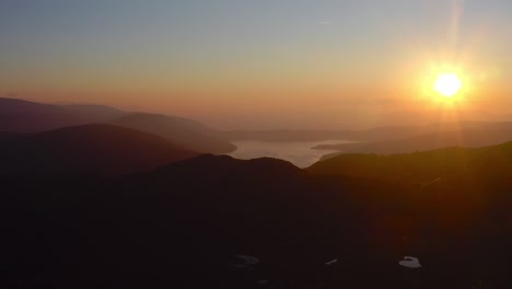 Epischer-Sonnenuntergang-Zur-Goldenen-Stunde-In-Nordmazedonien