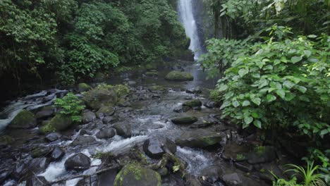 Antenne-Des-Wasserfalls-In-Costa-Rica