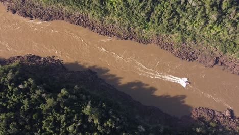 Velero-Navegando-Por-El-Río-Iguazú-Rodeado-De