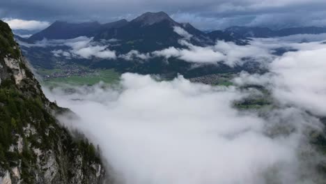 Drohne-Hyperlapse-Von-Wolken,-Die-Sich-über-Die-Natur-Der-Berge-Bewegen