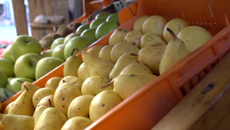 Frische-Pfirsiche-Und-äpfel,-Die-Auf-Dem-Markt-Verkauft-Werden