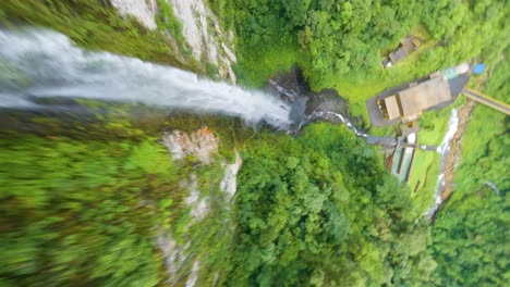 Fpv-drohnenaufnahme-Eines-Eintauchenden-Wasserfalls