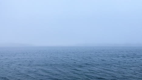 Niebla-Sobre-El-Agua-Haciendo-Un-Dramático-Y-Misterioso
