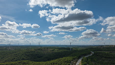 Friedlicher-Hyperlapse-über-Einen-Windpark-Und-Wald