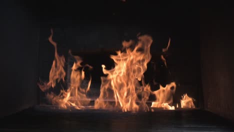 Un-Fuego-Ardiendo-En-Un-Horno-De-Piedra-Filmado