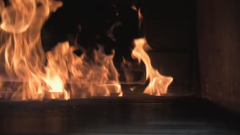 Un-Fuego-Ardiendo-En-Un-Horno-De-Piedra-Filmado