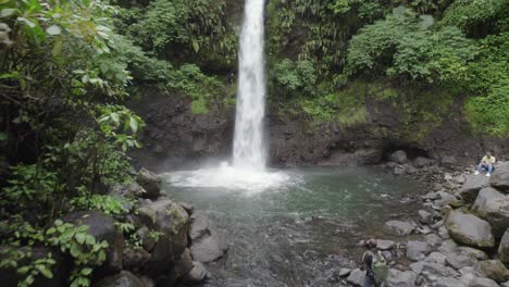 Ein-Epischer-Wasserfall-In-Costa-Rica