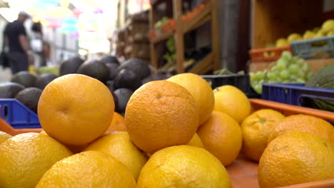 Frische-Orangen,-Die-Auf-Dem-Markt-Frisches-Obst-Verkaufen