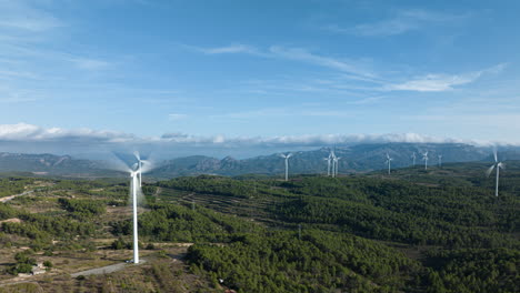Hiperlapso-Sobre-Un-Parque-De-Turbinas-Eólicas-Con-Verde