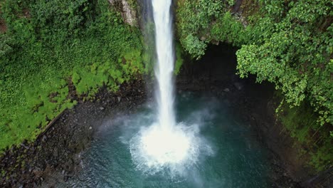 turquoise-waterfall-in-Costa-Rica