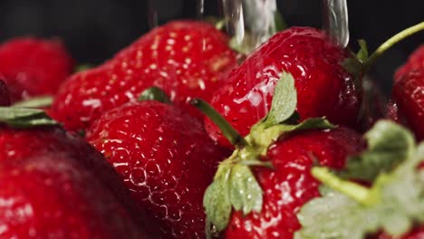 Wassertröpfchen,-Die-Auf-Rote-Erdbeeren-Spritzen,-Makro-Nahaufnahme