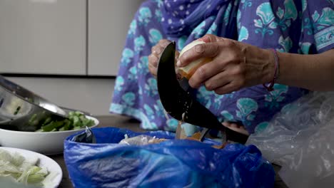 Hände-älterer-Muslimischer-Frauen-Saßen-Auf-Dem-Boden
