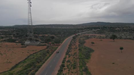 Drone-Captura-A-Los-Dos-Corriendo-En-La-Carretera
