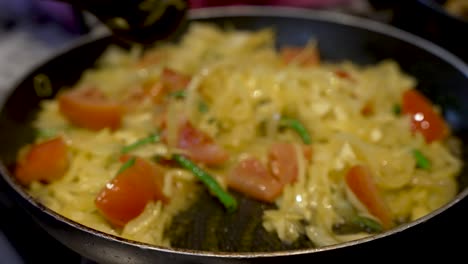 Küchenchef-Rührt-Gewürfelte-Zwiebeln,-Gehackte-Tomaten-Und-Chilis