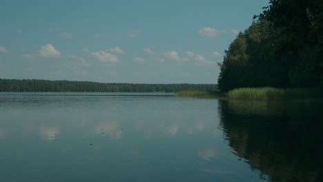 Wasser-Kräuselt-Sich-Auf-Einem-Ruhigen-See-In-Friedlicher-Natur