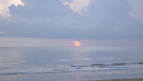 Sonnenuntergangszeit-Des-Natürlichen-Strandes-Der-Meereslandschaft-Mit-Meer